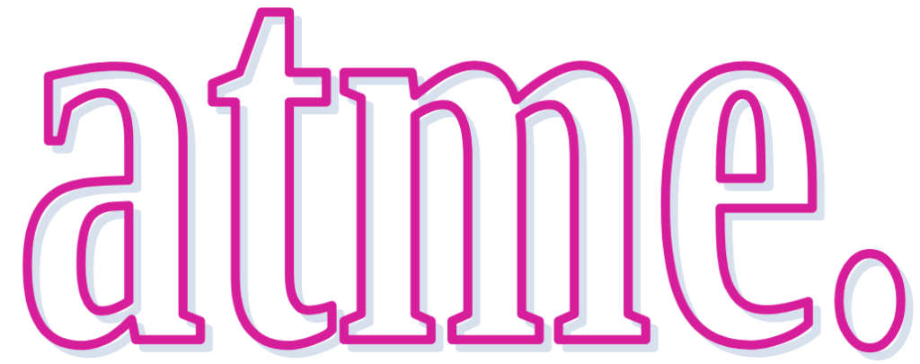 in derselben Schriftart wie das grüne "argh" aus dem vorigen Bild nun ein "atme" in einem dunklen rosa. Auch hier sind die Buchstaben nicht ausgefüllt.